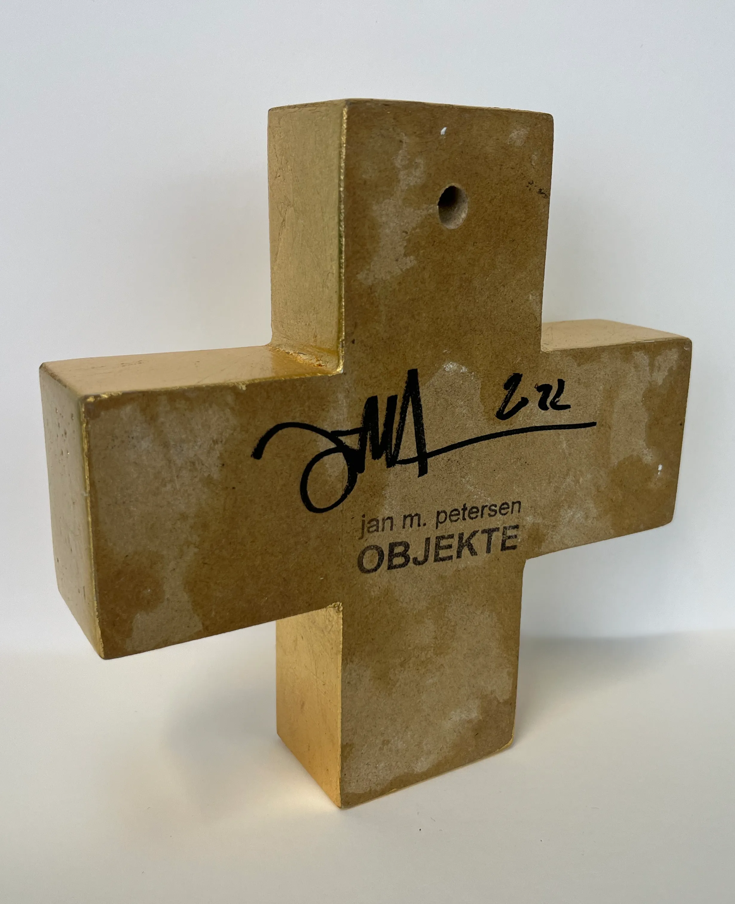 Rückseite von 3D Kunstobjekt goldenes Kreuz mit Aufschrift "In Art We Trust", signiert und gestempelt. Limitiert.