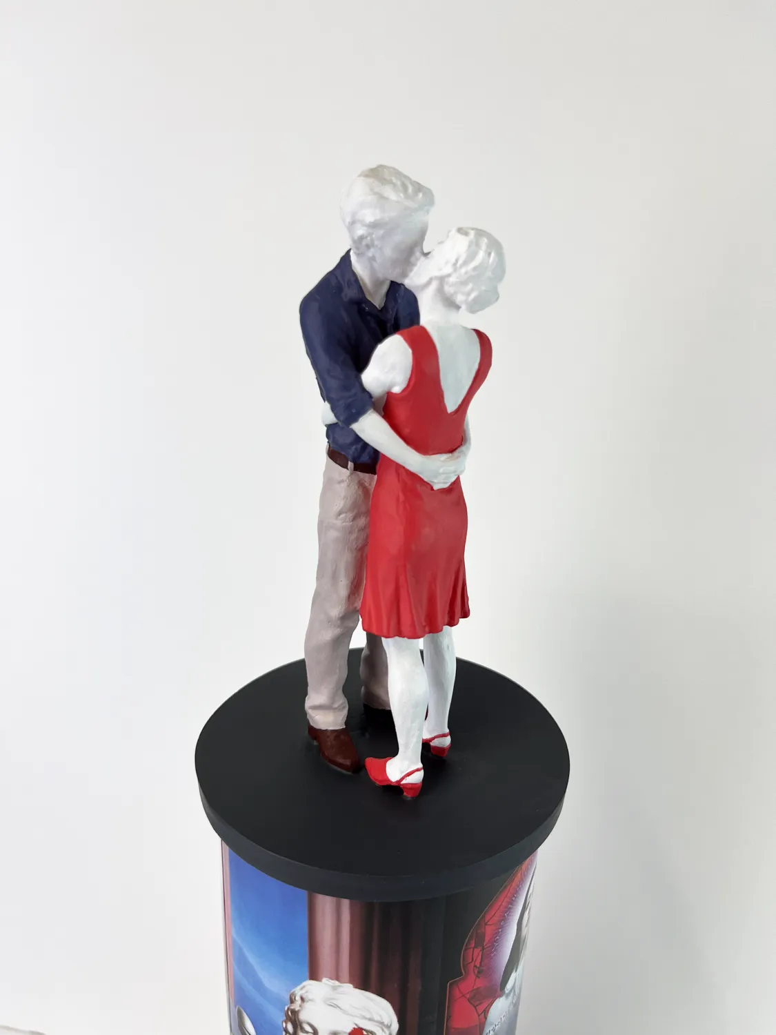 Skulptur von Christoph Pöggeler, küssendes Paar auf Säule, Skulptur, Nahansicht