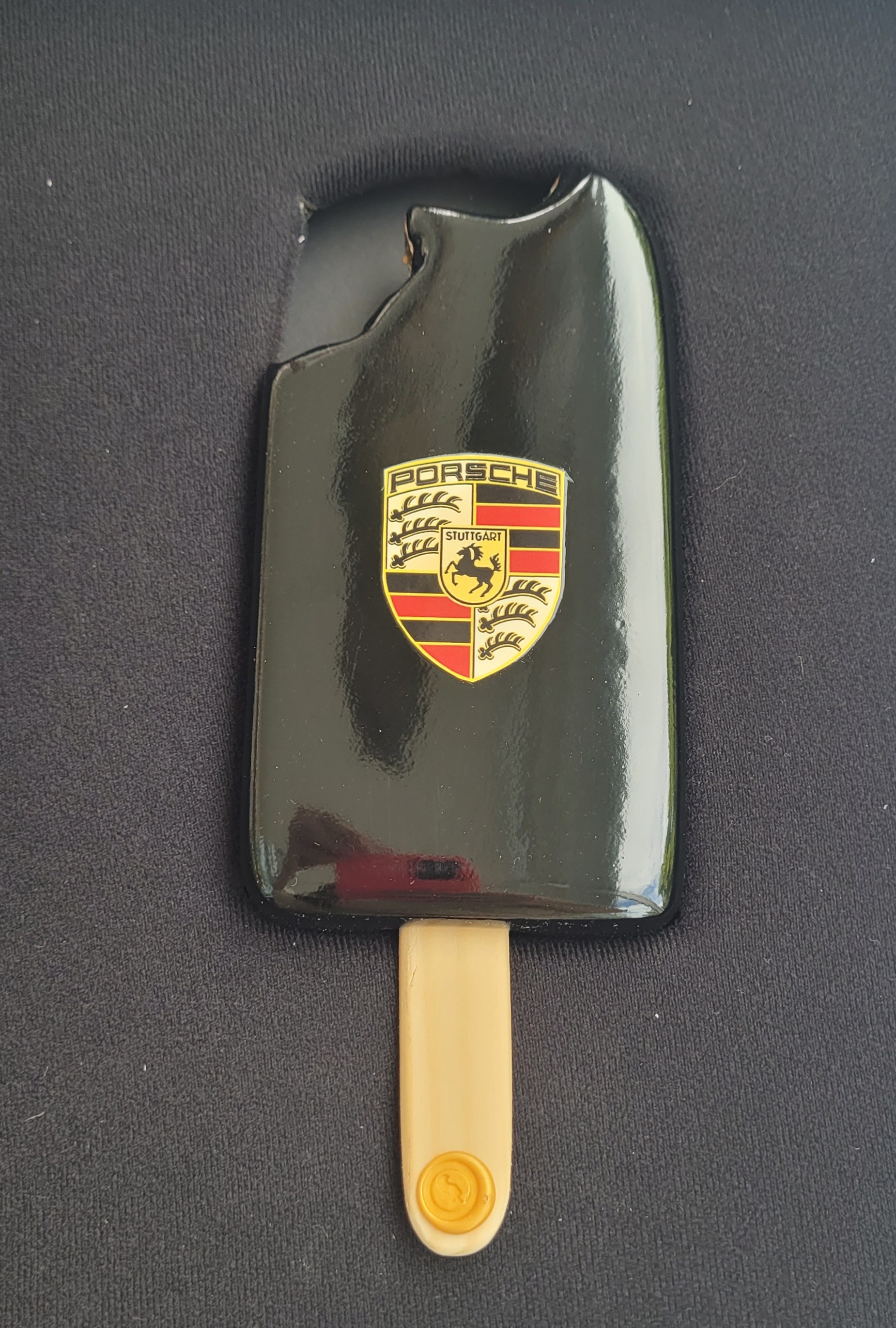 Icecream Porsche Skulptur von STUDIO SNEK