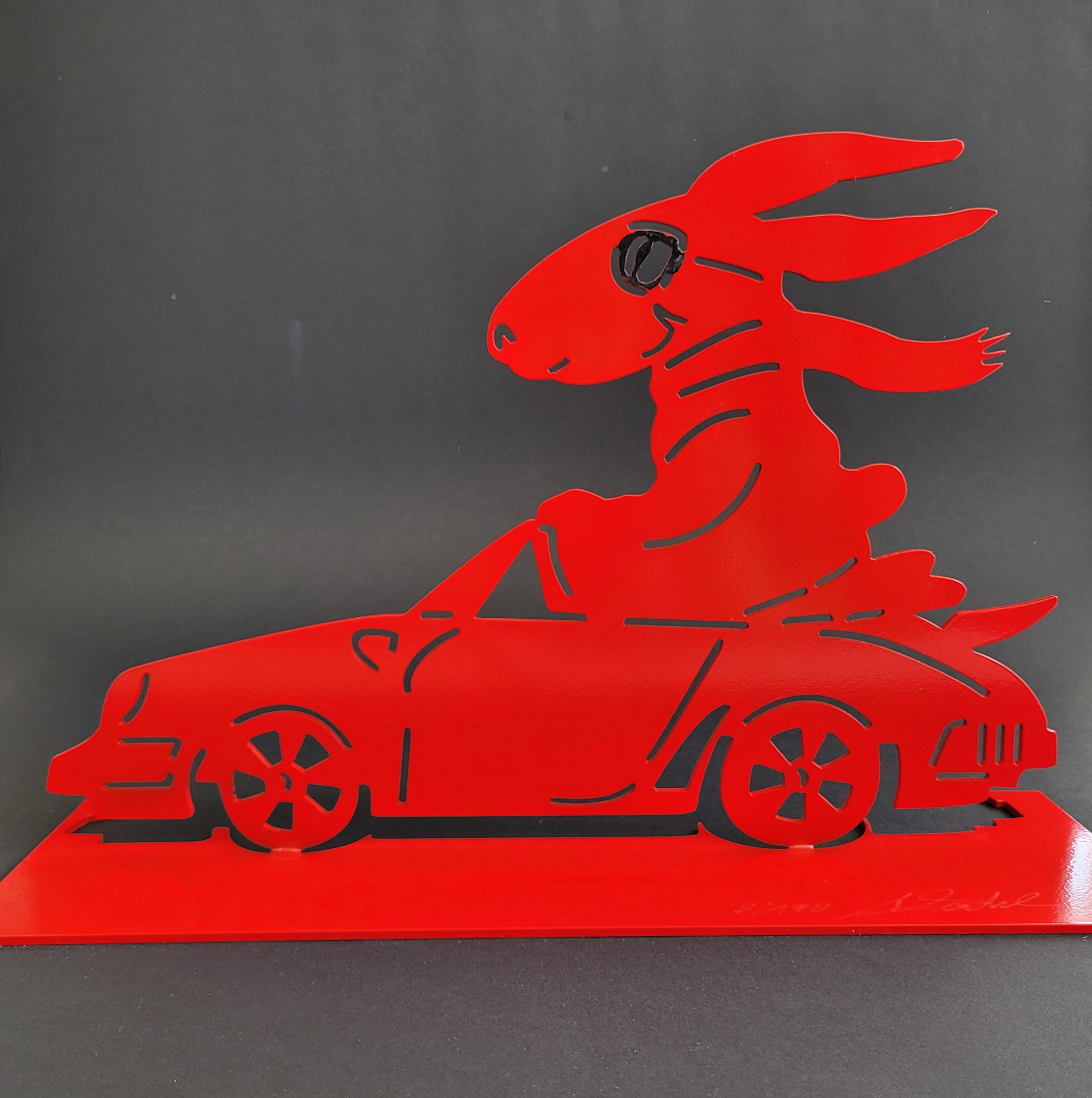 Porsche (rot) Hase Skulptur von Alfred Gockel