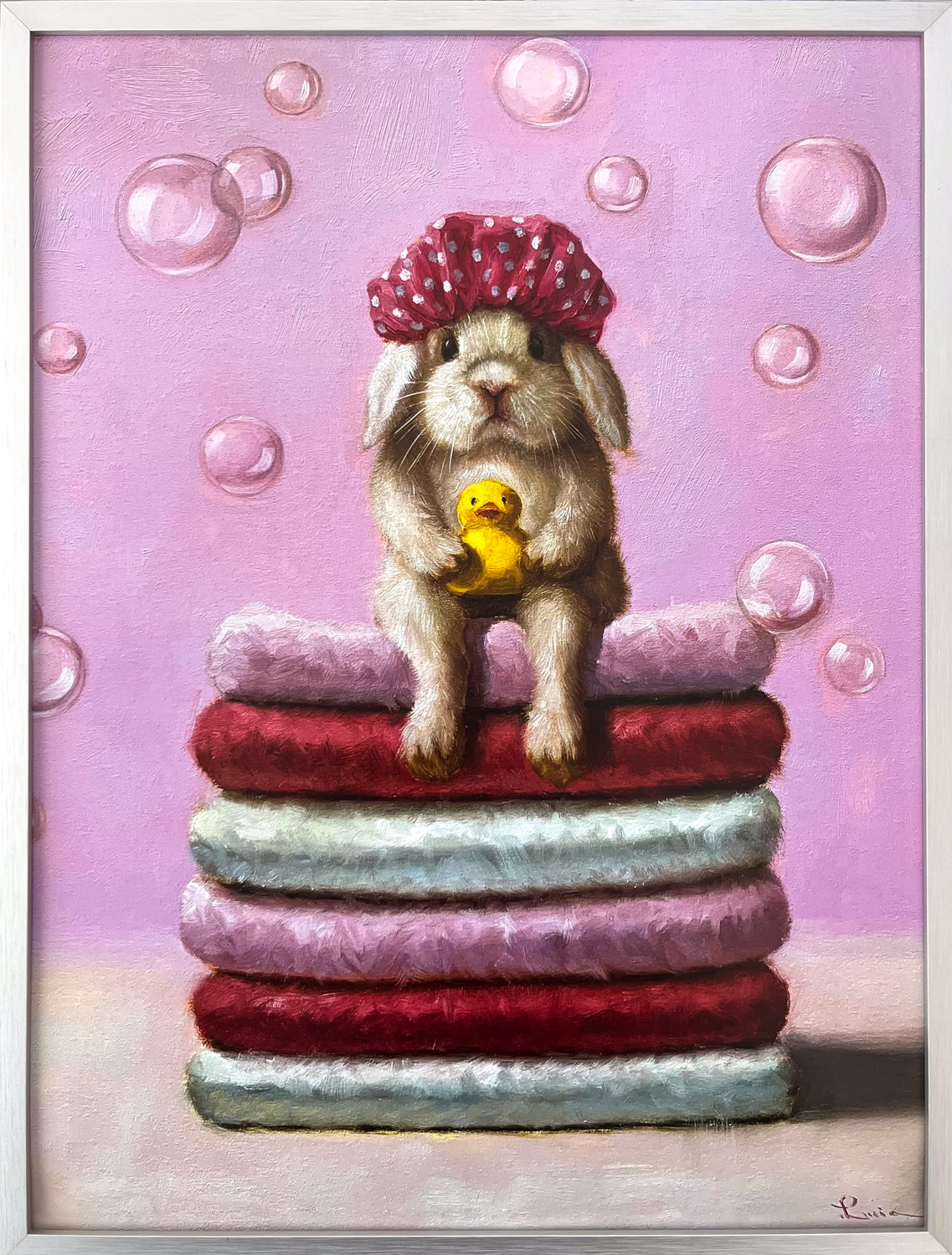 Bath Day von Lucia Heffernan, Kunstdruck im Bilderrahmen Kunstdruck mit badendem Hasen auf Handtüchern als Motiv. In silbernen Bilderrahmen.