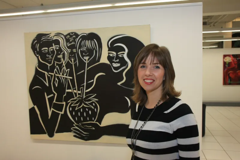 Galerie Schmidt Inhaberin vor Kunstwerk von Elvira Bach Galerie Schmidt Inhaberin vor Kunstwerk von Elvira Bach