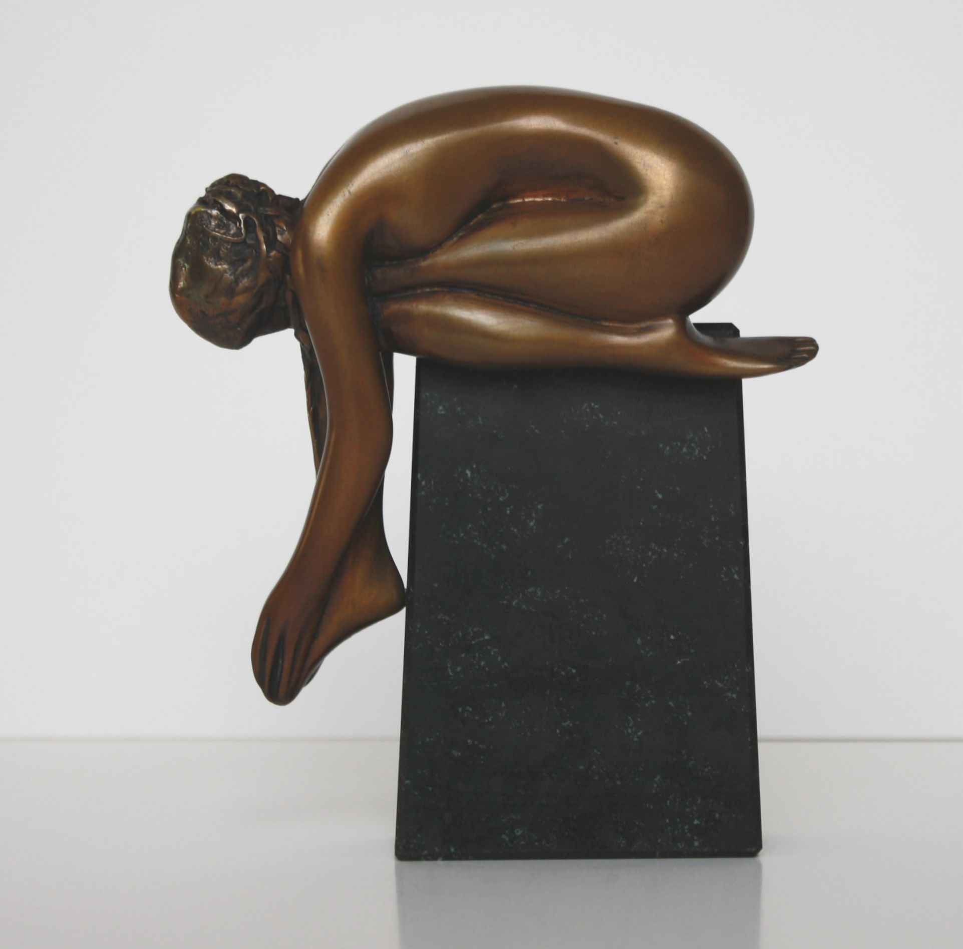 Hochwertige Bronzeskulptur, weiblicher Akt von Bruno Bruni, Seitenansicht